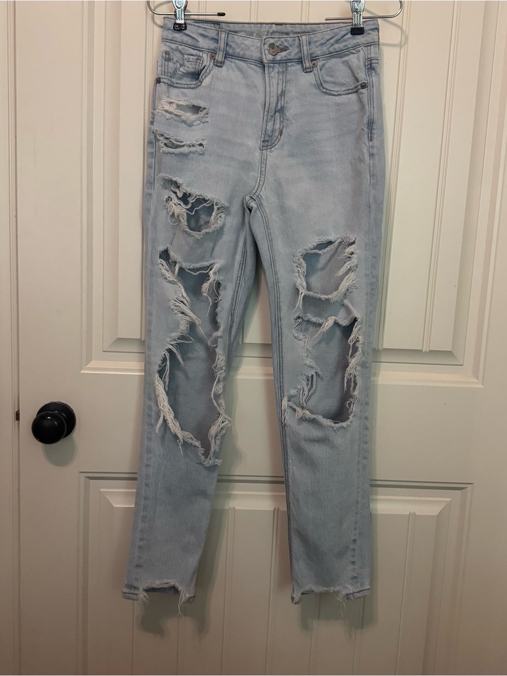 American Eagle Light Wash Distressed Women's Jeans